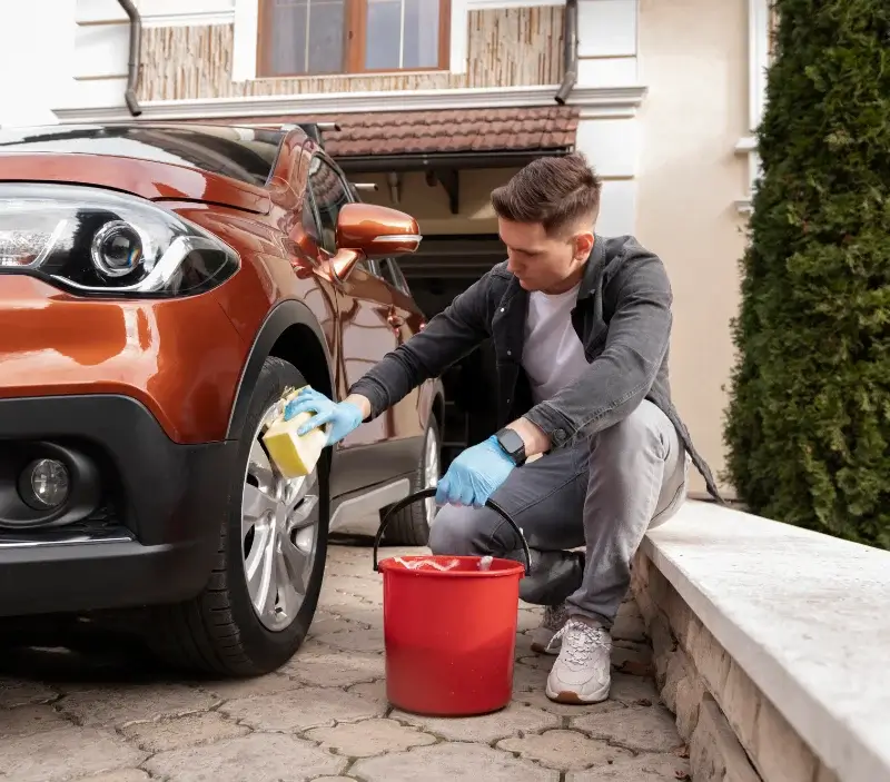 Lavage auto à domicile Laz : professionnel intervenant sur un véhicule